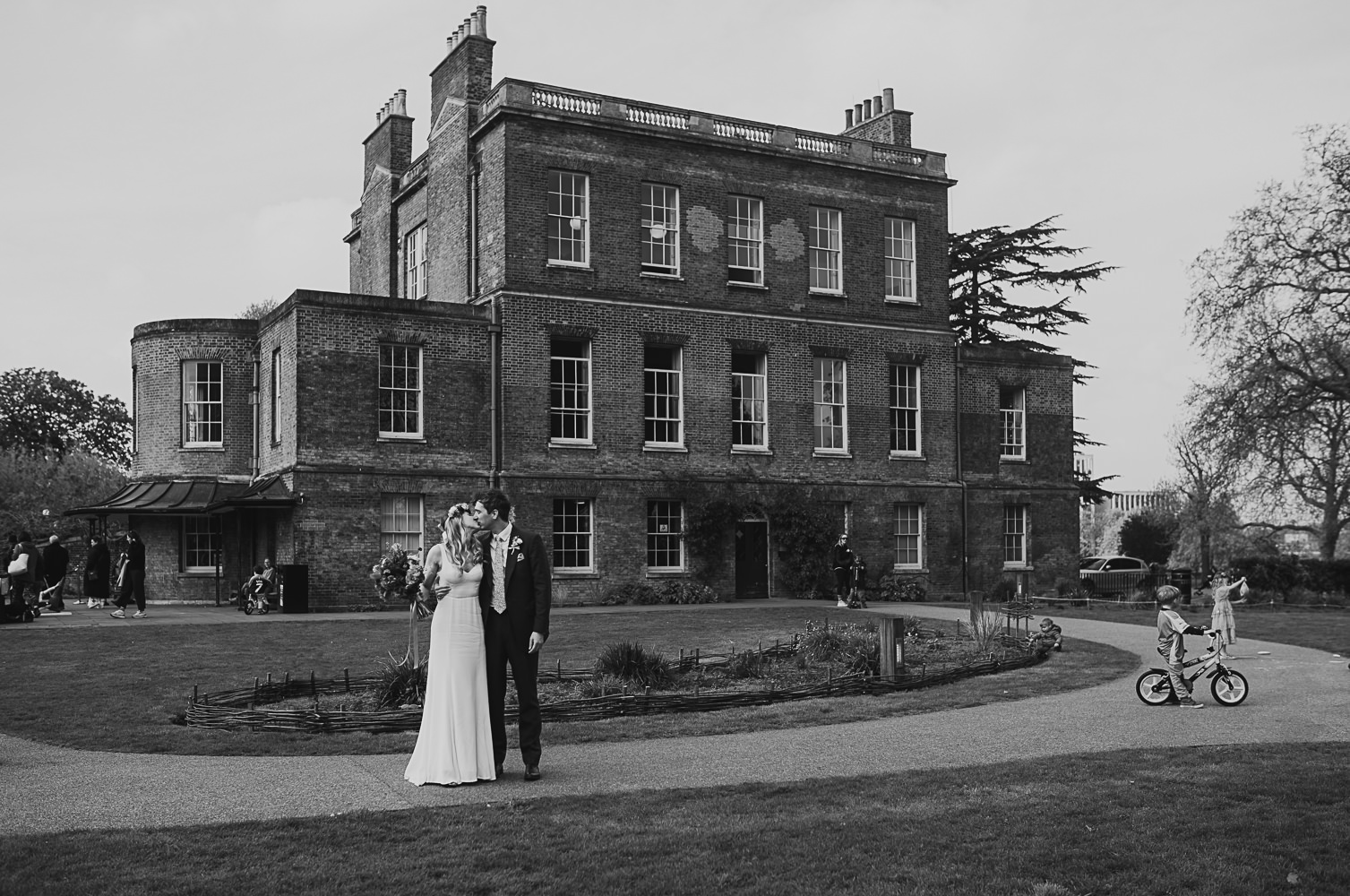 micro wedding at Clissold House, London